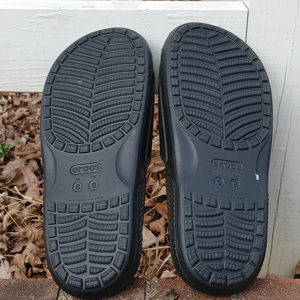Crocs Unisex Black Slides with Flower Jibbetz Size 6 (841)